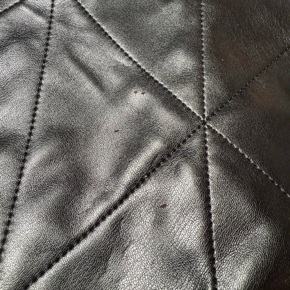 Yves Saint Laurent Black and Gold Shoulder Bag with Sleek Design - Picture 9 of 15